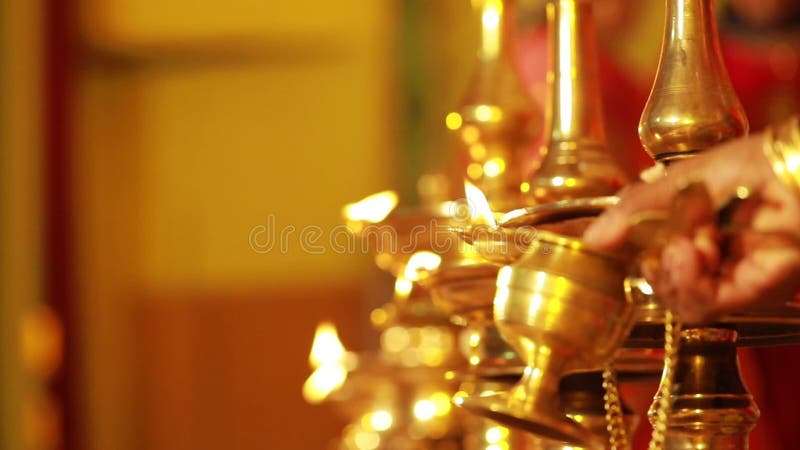Le nilavilakku céramique de lampe à pétrole traditionnel Du sud de l'inde sur le nilavilakku de cérémonie de mariage est allumé av clips vidéos