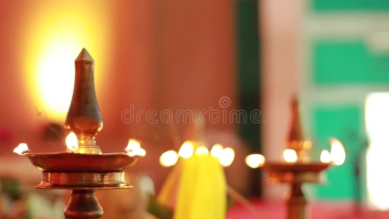 Le nilavilakku céramique de lampe à pétrole traditionnel Du sud de l'inde sur le nilavilakku de cérémonie de mariage est allumé av banque de vidéos