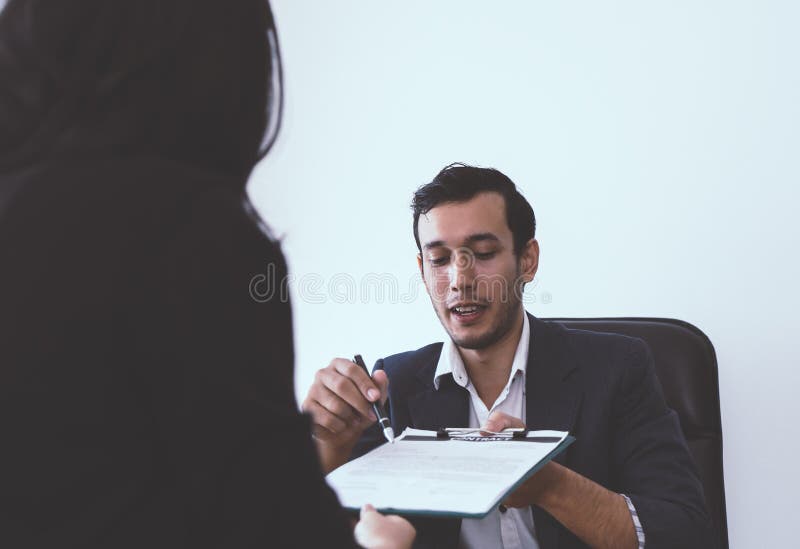 Le nouvel employeur ont été invités à signer le contrat de travail après entrevue réussie image stock Le nouvel employeur ont été invités à signer le contrat de travail après entrevue réussie image stock