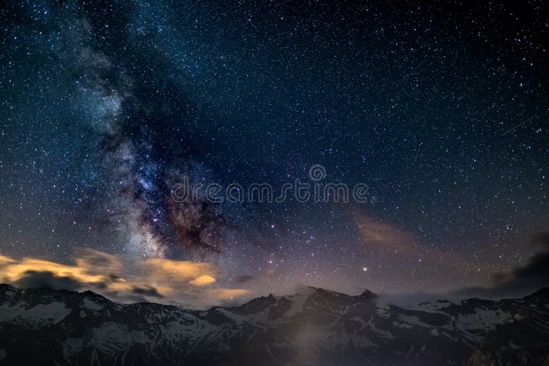 Le noyau rougeoyant coloré de la manière laiteuse et du ciel étoilé a capturé à la haute altitude dans l'été sur les Alpes italie