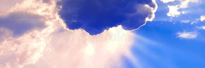 Le nuage a couvert le soleil Halo de lumière du soleil Ciel bleu avec des nuages Fond naturel Saison d'?t? chaude photographie stock Le nuage a couvert le soleil Halo de lumière du soleil Ciel bleu avec des nuages Fond naturel Saison d'?t? chaude photographie stock