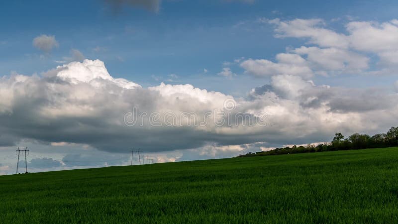 le nubi sistemano sopra il frumento della tempesta