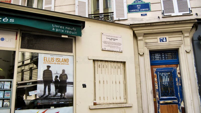 Le numéro de maison célèbre 74 sur la rue (Rue Du) Lemoin cardinal photos stock Le numéro de maison célèbre 74 sur la rue (Rue Du) Lemoin cardinal photos stock