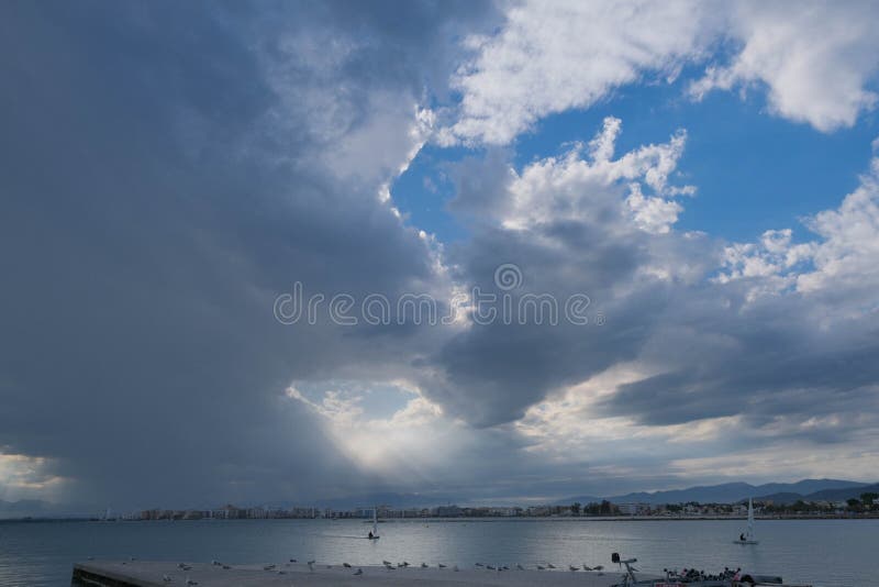 Le nuvole pesanti scure hanno coperto il cielo blu fotografia stock libera da diritti Le nuvole pesanti scure hanno coperto il cielo blu fotografia stock libera da diritti