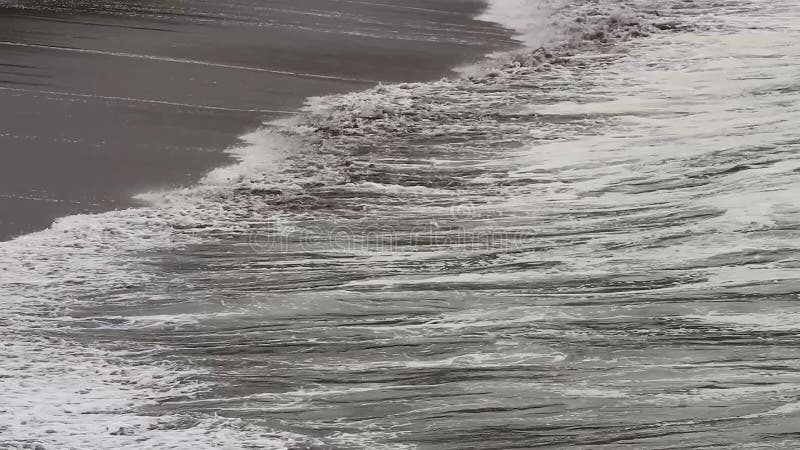 Le Onde Dell'Oceano Sfumato Si Lavano Sulla Spiaggia