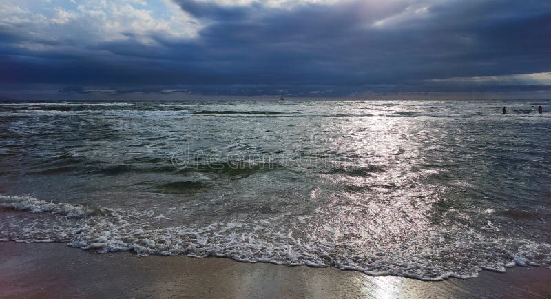 Le onde della baia oceanica si infrangono nell'estate del 2023 con nuvole di tempesta in lontananza immagine stock libera da diritti Le onde della baia oceanica si infrangono nell'estate del 2023 con nuvole di tempesta in lontananza immagine stock libera da diritti