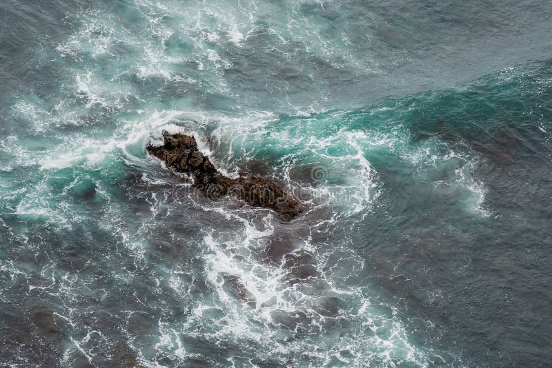 Le onde di oceano bianche che si schiantano sopra il mare costiero oscilla di estate fotografia stock Le onde di oceano bianche che si schiantano sopra il mare costiero oscilla di estate fotografia stock