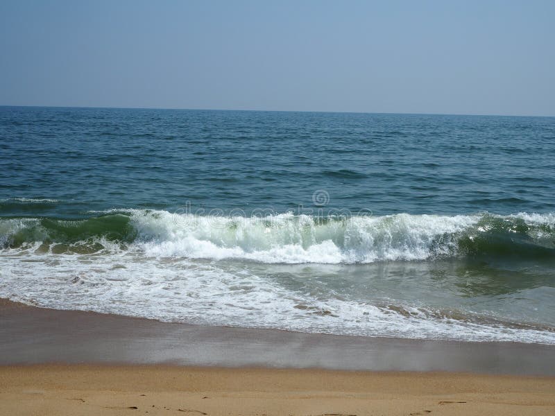 Le onde tonanti sono pronte a ruggire in spiaggia immagine stock libera da diritti Le onde tonanti sono pronte a ruggire in spiaggia immagine stock libera da diritti
