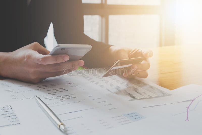 Le paiement en ligne, le ` s de femme d'affaires remet tenir une carte de crédit et photo libre de droits Le paiement en ligne, le ` s de femme d'affaires remet tenir une carte de crédit et photo libre de droits