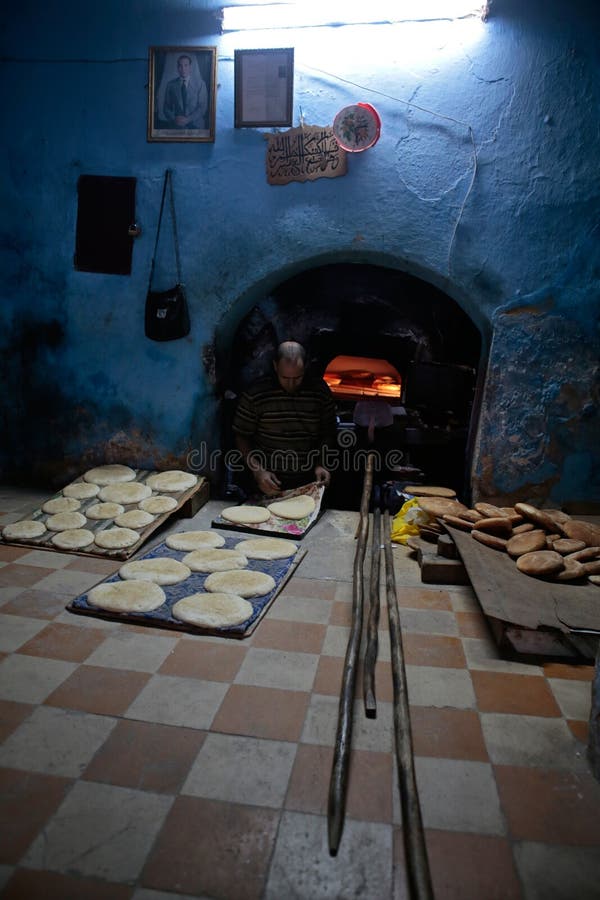 Le pain de cuisson rapièce en Médina antique de Fez au Maroc image stock Le pain de cuisson rapièce en Médina antique de Fez au Maroc image stock