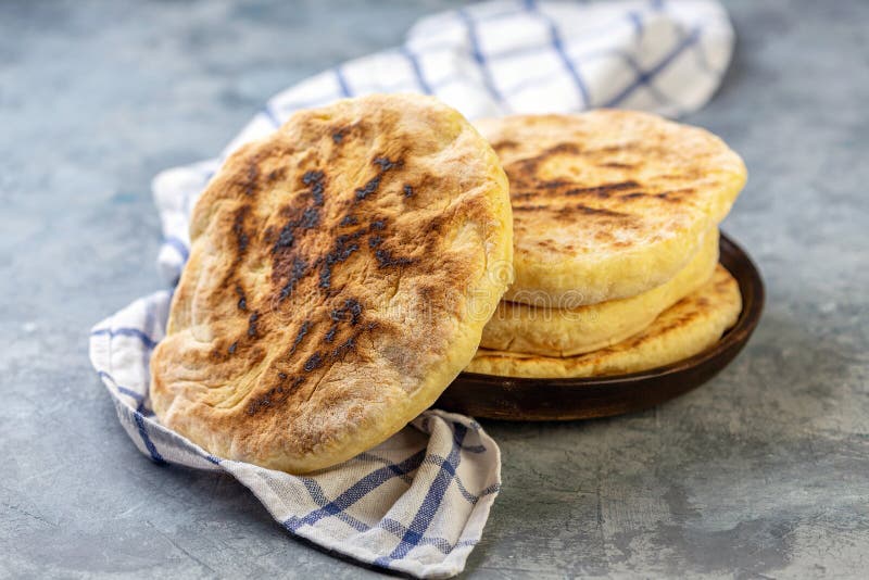 Le pain turc traditionnel a appelé le bazlama photographie stock libre de droits Le pain turc traditionnel a appelé le bazlama photographie stock libre de droits