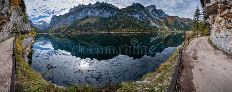 Le paisible lac de montagne des Alpes d'automne avec une eau transparente et des reflets Lac Gosauseen ou Vorderer Gosausee, Haut photos libres de droits Le paisible lac de montagne des Alpes d'automne avec une eau transparente et des reflets Lac Gosauseen ou Vorderer Gosausee, Haut photos libres de droits