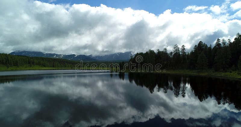 Le Pakistan : Flaque des rivières de montagne dans un petit lac photo stock Le Pakistan : Flaque des rivières de montagne dans un petit lac photo stock