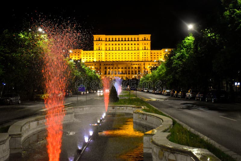 Le palais du Parlement, Bucarest, Roumanie Vue de nuit de la place centrale photographie stock libre de droits Le palais du Parlement, Bucarest, Roumanie Vue de nuit de la place centrale photographie stock libre de droits
