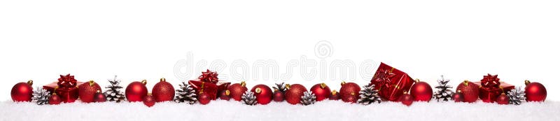 Le palle rosse di natale con natale presentano i contenitori di regalo in una fila isolati su neve