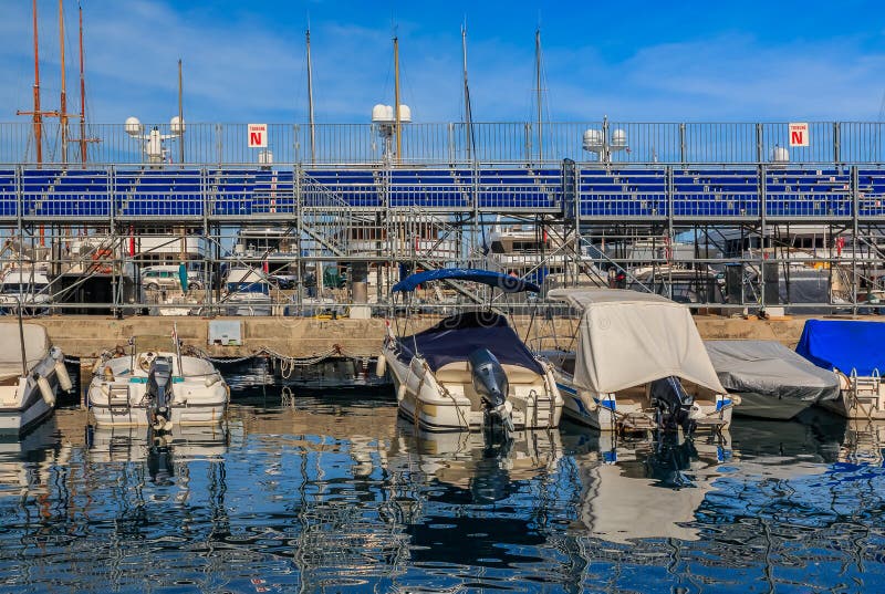 Le panorama de Monte Carlo avec les yachts de luxe et grand se tient pr?t dans le port pour la course de Grand Prix F1 au Monaco, photographie stock Le panorama de Monte Carlo avec les yachts de luxe et grand se tient pr?t dans le port pour la course de Grand Prix F1 au Monaco, photographie stock