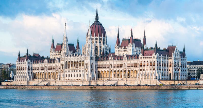 Le panorama hongrois de bâtiment du Parlement