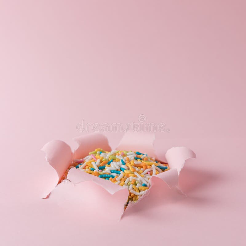 Le papier déchiré rose vif avec coloré arrose le fond Concept abstrait minimal image stock Le papier déchiré rose vif avec coloré arrose le fond Concept abstrait minimal image stock