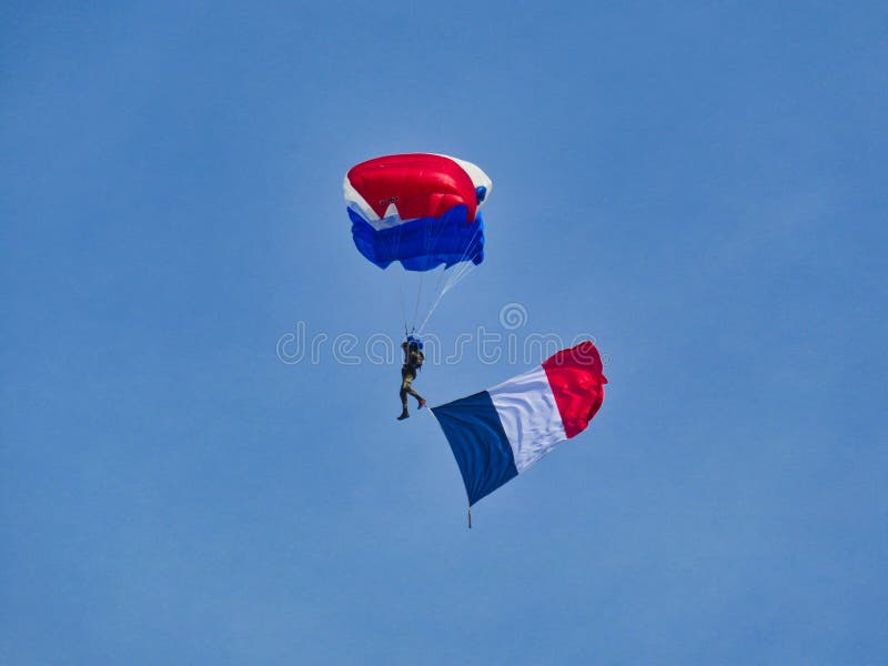 Le Parachute Rouge Est Dans Le Ciel Bleu Etonnant Le Parachutiste Militaire Debarque Avec Le Grand Sac A Sainte Simple L Eglise Image Editorial Image Du Militaire Neuf Le Parachute Rouge Est Dans Le Ciel Bleu Etonnant Le Parachutiste Militaire Debarque Avec Le Grand Sac A Sainte Simple L Eglise Image Editorial Image Du Militaire Neuf