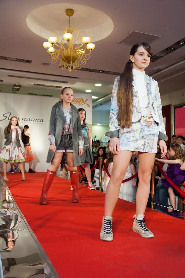 Le parecchie ragazze sulla pista ad una sfilata di moda fotografie stock Le parecchie ragazze sulla pista ad una sfilata di moda fotografie stock
