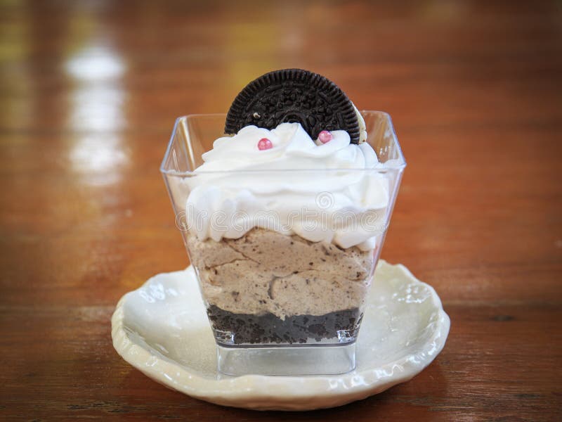Le parfait à chocolat a posé le dessert avec les biscuits et la mousse photos stock Le parfait à chocolat a posé le dessert avec les biscuits et la mousse photos stock
