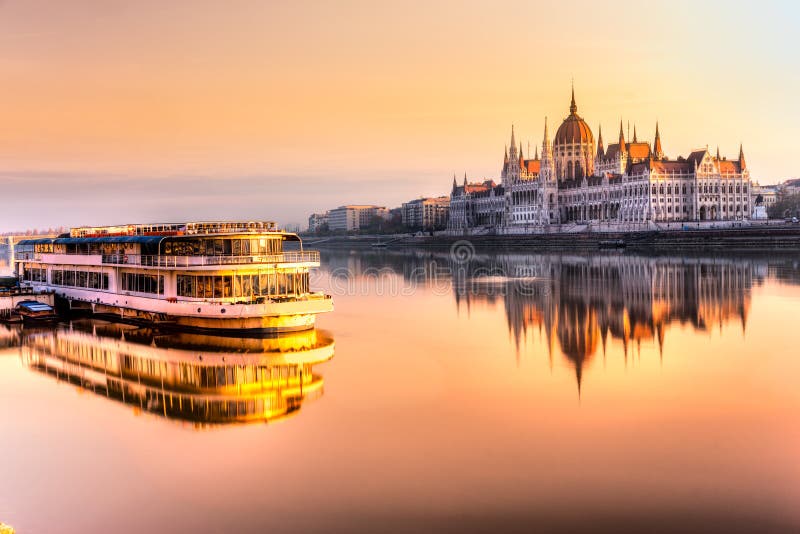 Le parlement de Budapest au lever de soleil, Hongrie