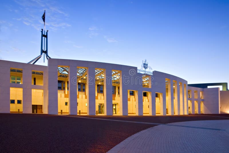 Le Parlement de Canberra renferment au crépuscule photos libres de droits Le Parlement de Canberra renferment au crépuscule photos libres de droits