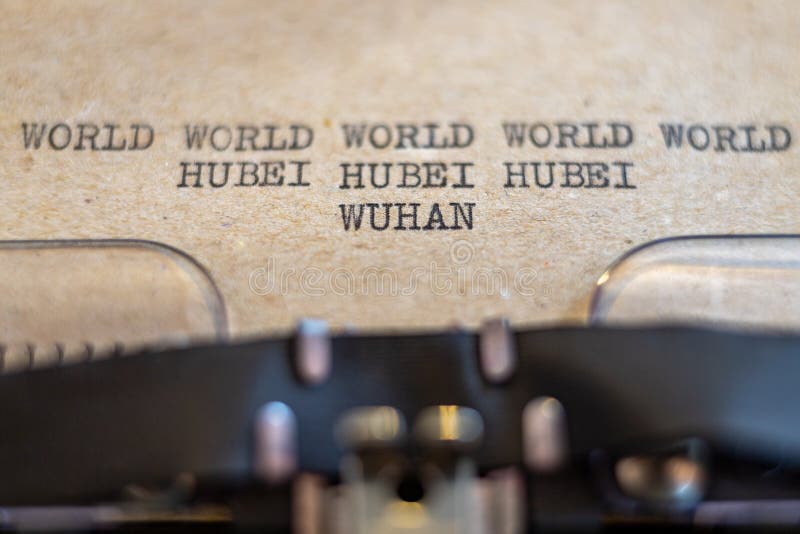 Le parole mondo, hubei, wuhan scritte in caratteri da macchina L'iscrizione sulla carta grigia nel vecchio stile immagini stock libere da diritti