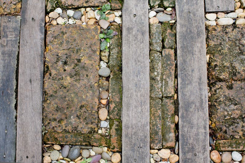 Le passage couvert a fait le vieux bois et pierre sur l'herbe image stock Le passage couvert a fait le vieux bois et pierre sur l'herbe image stock