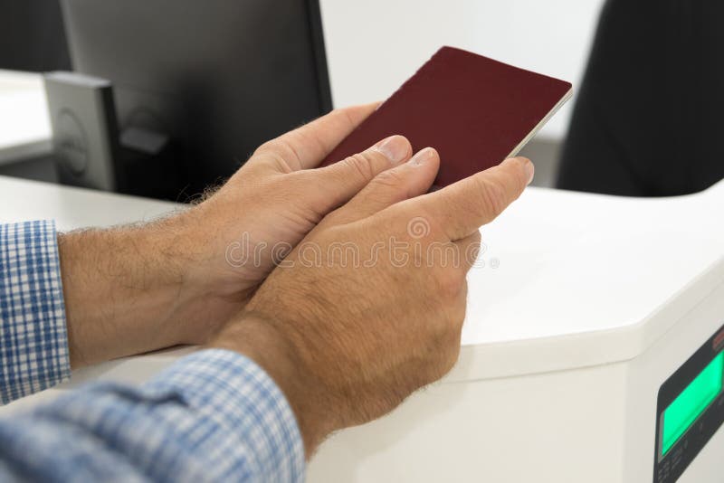 Le passeport d'attente d'homme signent l'aéroport image stock Le passeport d'attente d'homme signent l'aéroport image stock