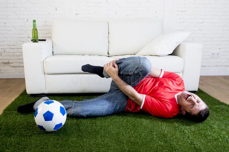 Le Passioné Du Football Fanatique Sur Le Tapis Dherbe Verte émulant Le Joueur Moqueur De