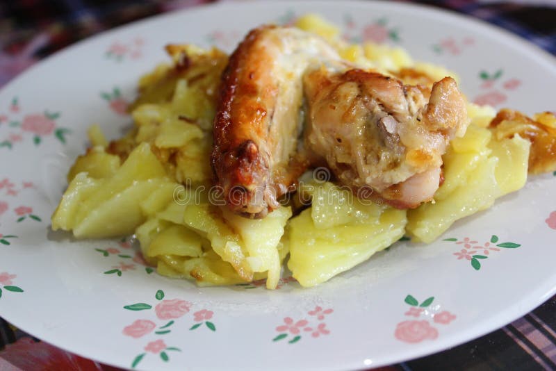 Le patate fritte con le ali di pollo grigliano fotografia stock libera da diritti Le patate fritte con le ali di pollo grigliano fotografia stock libera da diritti