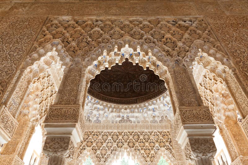 Le patio des lions couvrent le groupe d'Alhambra photographie stock Le patio des lions couvrent le groupe d'Alhambra photographie stock