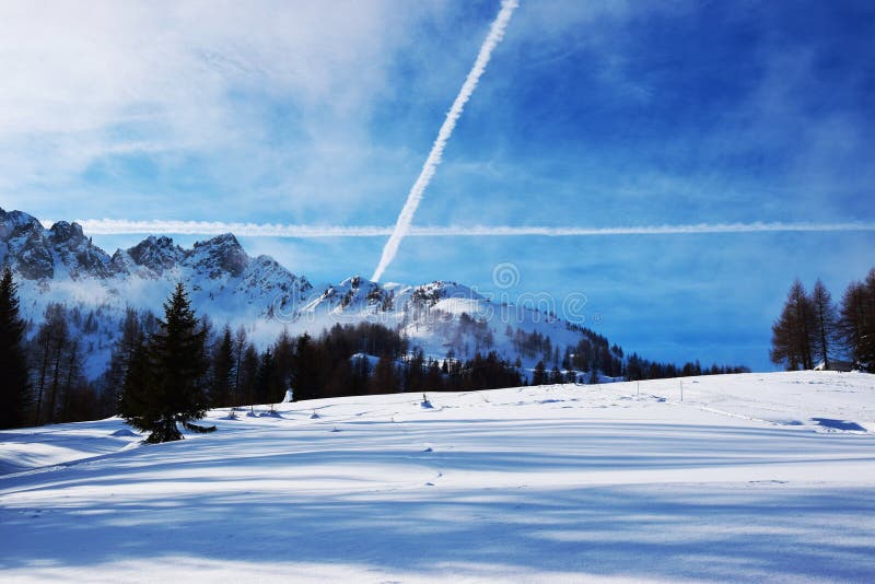 Le paysage de neige, avion ombrage l'hiver en montagnes de Dolomiti, dans Cadore, l'Italie photographie stock Le paysage de neige, avion ombrage l'hiver en montagnes de Dolomiti, dans Cadore, l'Italie photographie stock