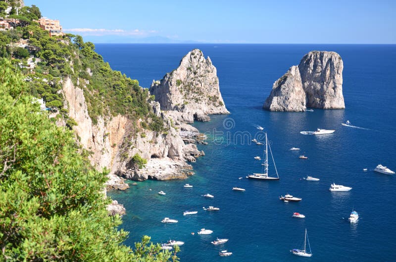 Le paysage magnifique du faraglioni célèbre bascule sur l'île de Capri, Italie photos stock Le paysage magnifique du faraglioni célèbre bascule sur l'île de Capri, Italie photos stock