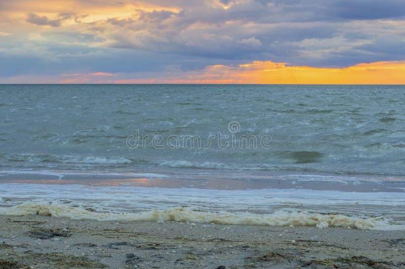 Le paysage marin dramatique, mousse, ondule photo libre de droits Le paysage marin dramatique, mousse, ondule photo libre de droits