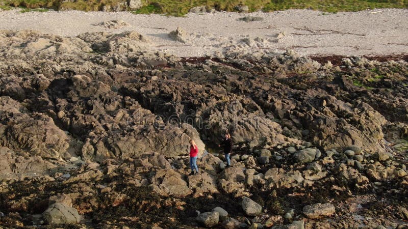 Le paysage rocheux à la tête de Malin à la côte atlantique de l'Irlande