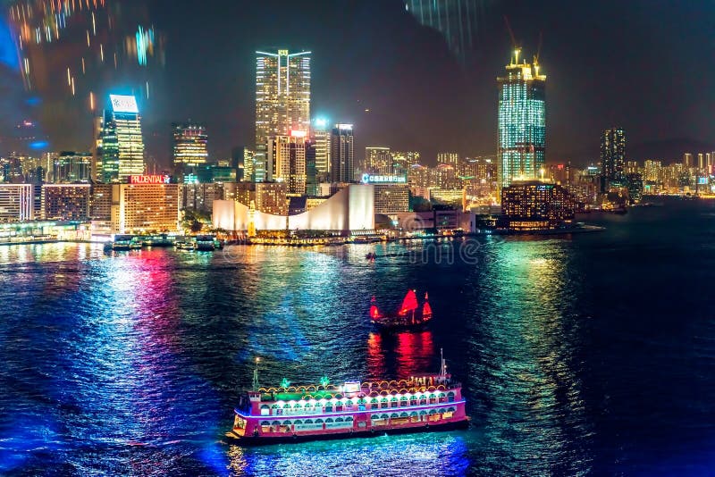 Le paysage urbain de Hong Kong de nuit avec des lumières de ville et le bateau de croisière vu de l'observation roulent au bord d photos libres de droits Le paysage urbain de Hong Kong de nuit avec des lumières de ville et le bateau de croisière vu de l'observation roulent au bord d photos libres de droits