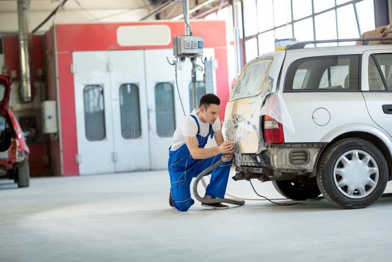 Le peintre de voiture préparent la partie du corps images libres de droits Le peintre de voiture préparent la partie du corps images libres de droits