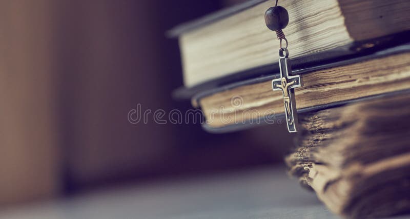 Le perle del rosario sui libri di liturgia della chiesa cattolica