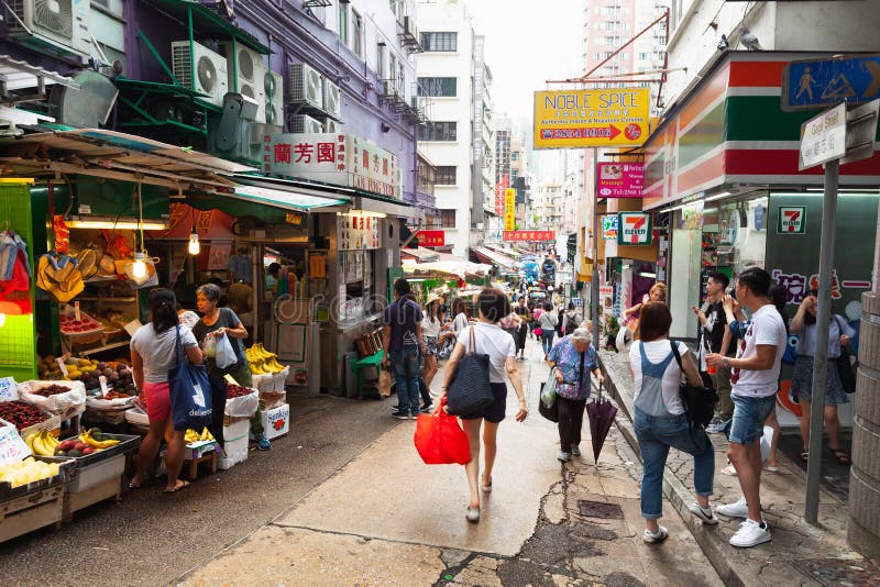 Le persone camminano per una strada stretta di Hong Kong fotografie stock libere da diritti