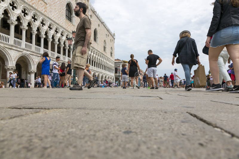 Le persone esplorano le attrazioni di Venezia Visualizza da sotto immagini stock Le persone esplorano le attrazioni di Venezia Visualizza da sotto immagini stock