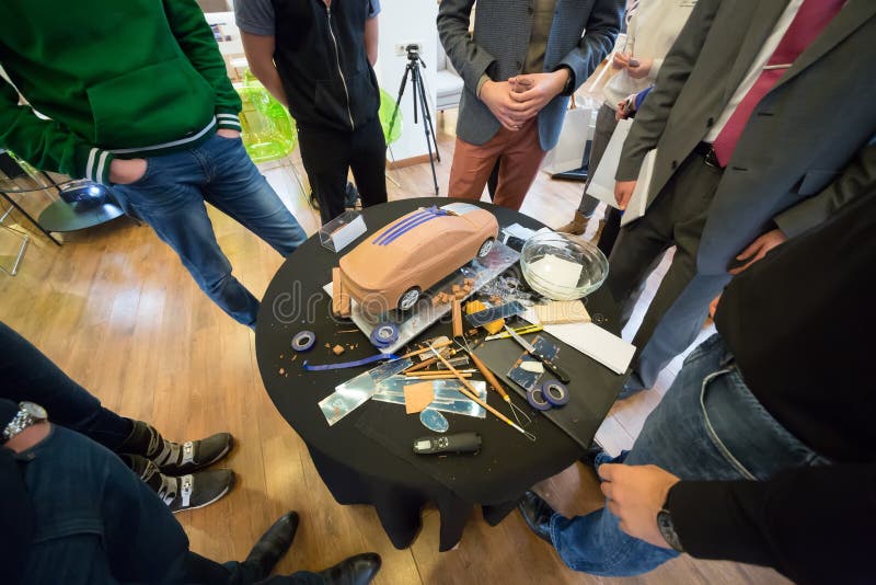 Le persone si trovano intorno a una piccola tavola rotonda con immagini stock libere da diritti