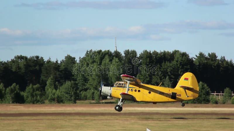 Le petit avion décolle de l'aérodrome, avion agriculturial clips vidéos Le petit avion décolle de l'aérodrome, avion agriculturial clips vidéos
