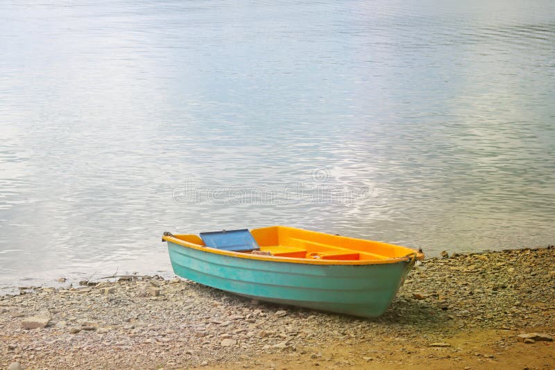 Petit Bateau De Pêche Sur La Mer Dans Une Journée D'été Banque D'Images et  Photos Libres De Droits. Image 57333396