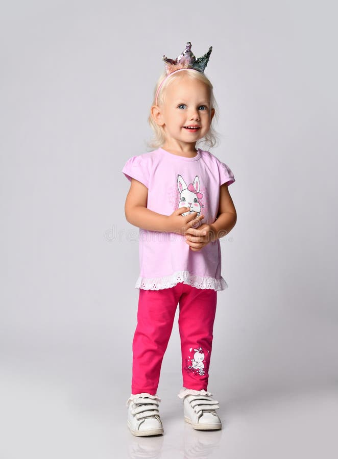 Le Petit Blond Souriant Mignon Bebe Dans Les Oreilles Elegantes Roses De Vetements Et Decontracte Chaton Se Tient A L Espace D Ex Photo Stock Image Du Decoration Interieur Le Petit Blond Souriant Mignon Bebe Dans Les Oreilles Elegantes Roses De Vetements Et Decontracte Chaton Se Tient A L Espace D Ex Photo Stock Image Du Decoration Interieur