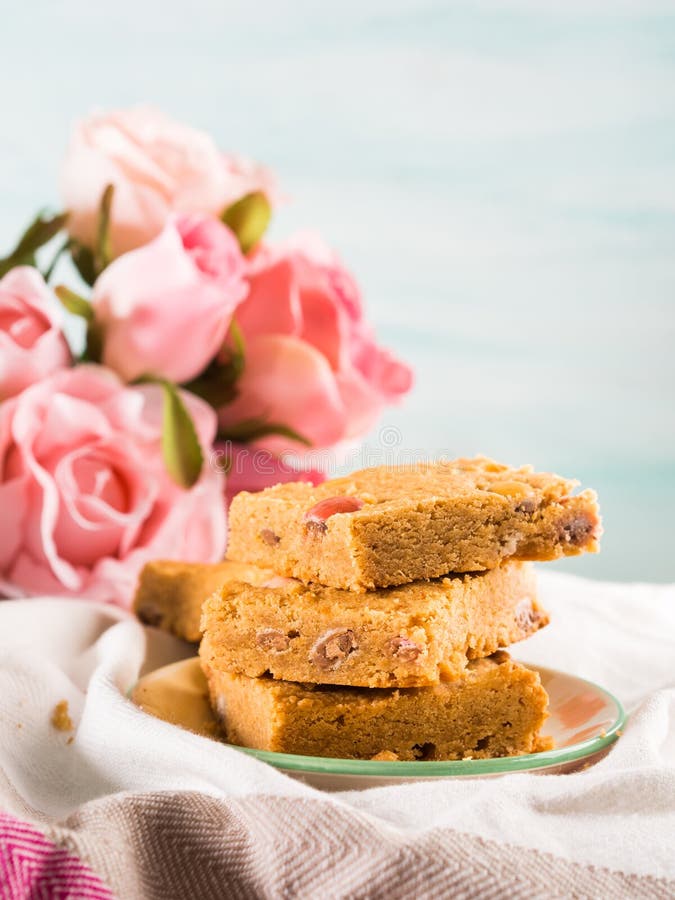 Le petit déjeuner de fête fleurit des bownies de beurre d'arachide sur le pastel image libre de droits Le petit déjeuner de fête fleurit des bownies de beurre d'arachide sur le pastel image libre de droits