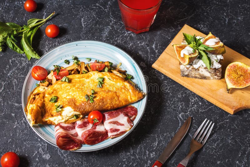 Le petit déjeuner répand omelette et sandwich avec des figues sur le fond en pierre image libre de droits Le petit déjeuner répand omelette et sandwich avec des figues sur le fond en pierre image libre de droits