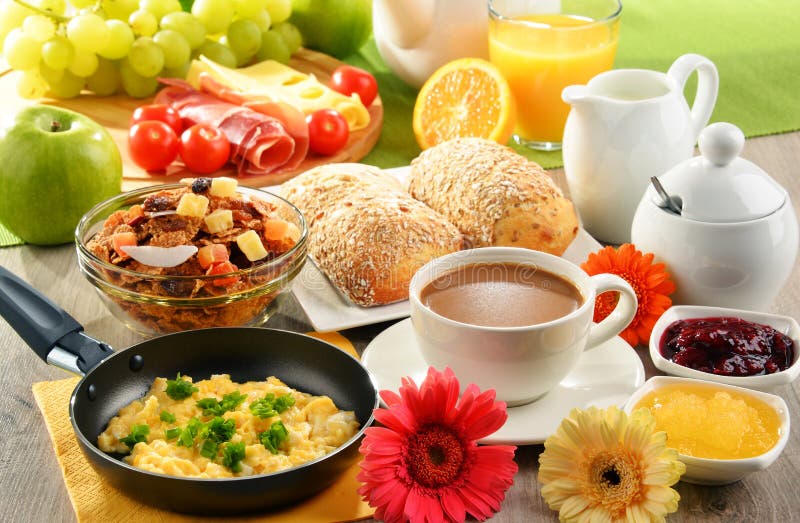 Le petit déjeuner a servi avec du café, le jus, l'oeuf, et les petits pains photographie stock libre de droits Le petit déjeuner a servi avec du café, le jus, l'oeuf, et les petits pains photographie stock libre de droits
