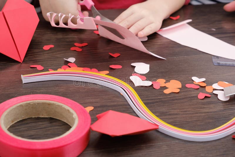 Le petit enfant a fait une maison avec l'ornement de coeurs du feutre Matériaux et outils pour faire des ornements de feutre Comm images libres de droits Le petit enfant a fait une maison avec l'ornement de coeurs du feutre Matériaux et outils pour faire des ornements de feutre Comm images libres de droits